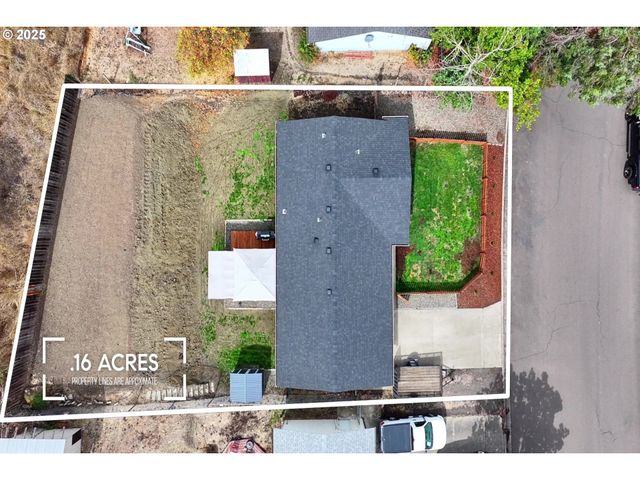 1300 ROLLING HILLS Rd, Roseburg, OR 97471