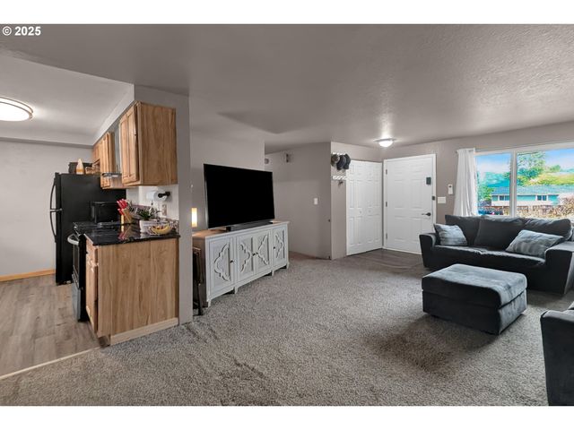 1300 ROLLING HILLS Rd, Roseburg, OR 97471