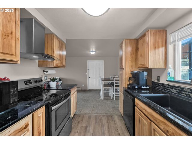 1300 ROLLING HILLS Rd, Roseburg, OR 97471