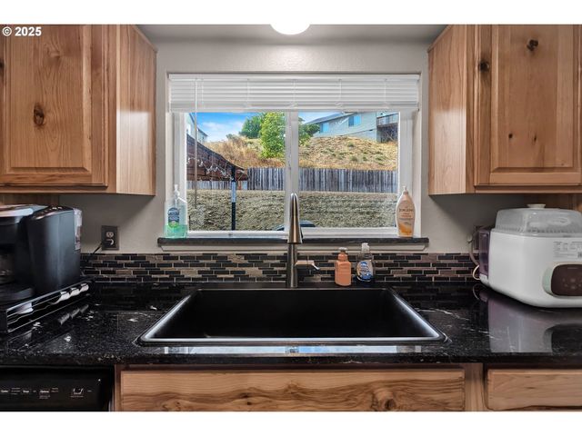 1300 ROLLING HILLS Rd, Roseburg, OR 97471