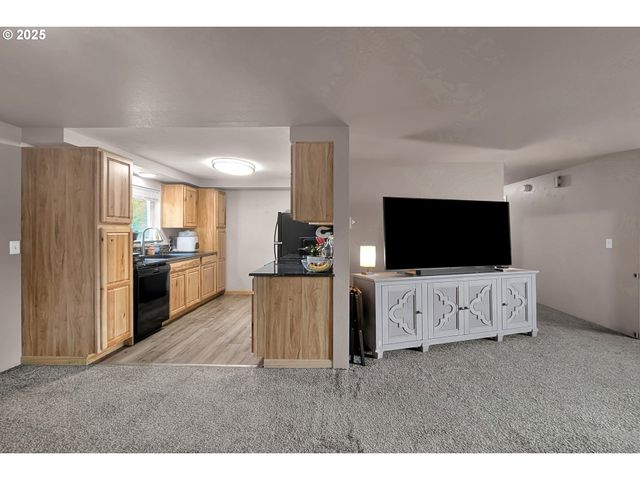 1300 ROLLING HILLS Rd, Roseburg, OR 97471