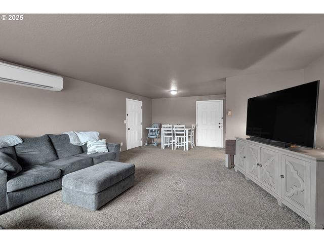 1300 ROLLING HILLS Rd, Roseburg, OR 97471