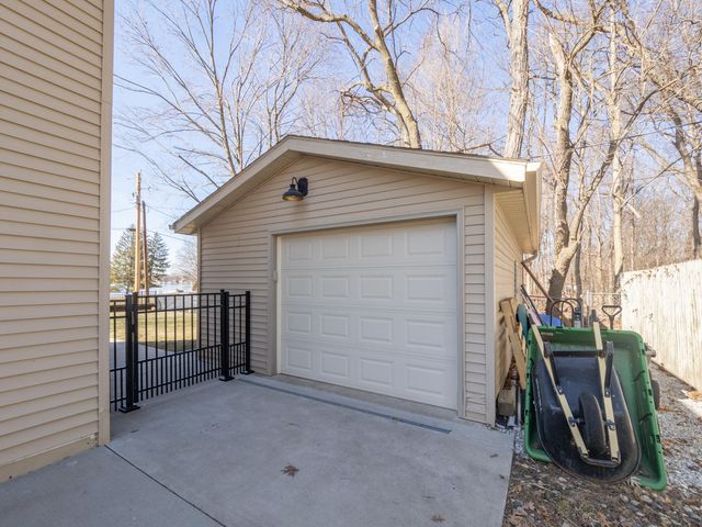 20070 Parkway Avenue, Three Rivers, MI 49093