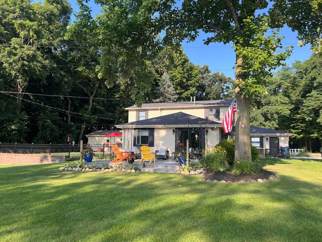 20070 Parkway Avenue, Three Rivers, MI 49093