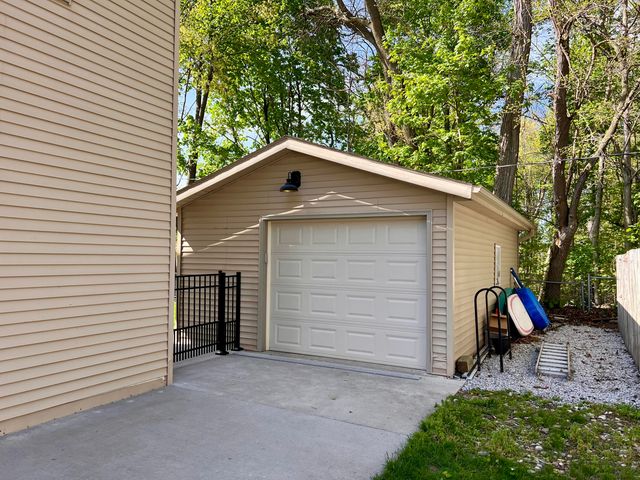 20070 Parkway Avenue, Three Rivers, MI 49093