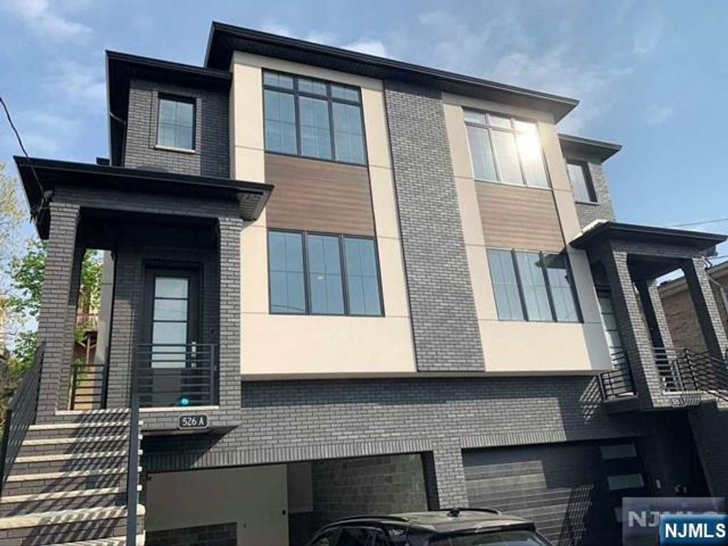 526 Glen Avenue A, Palisades Park, NJ 07650