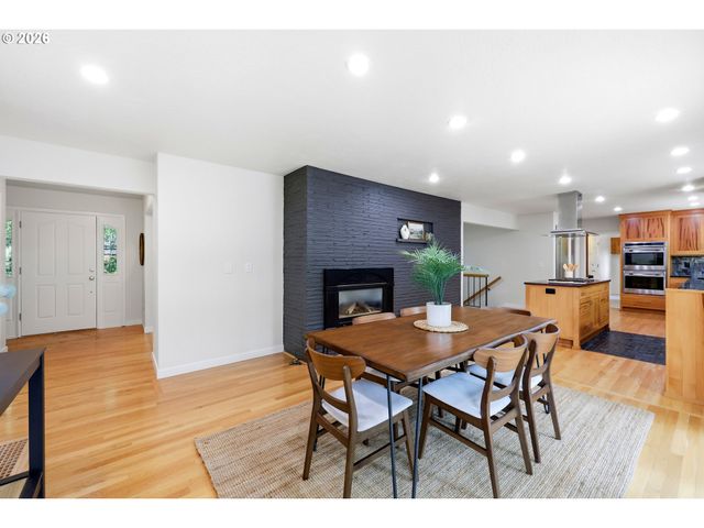 3332 Se COLT Dr, Portland, OR 97202