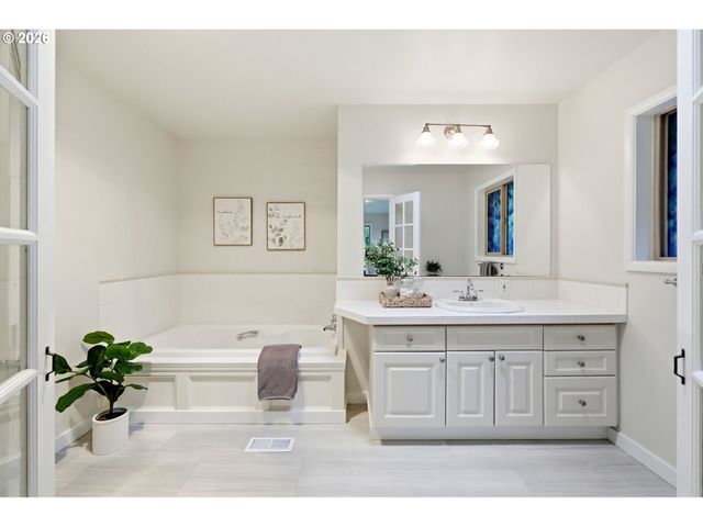 3332 Se COLT Dr, Portland, OR 97202