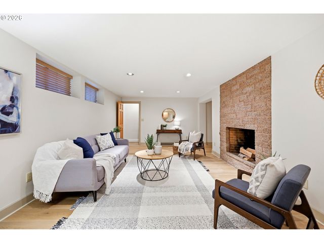 3332 Se COLT Dr, Portland, OR 97202