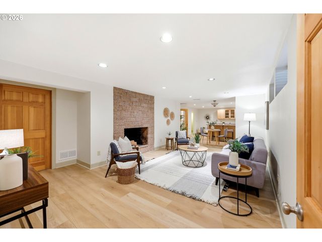 3332 Se COLT Dr, Portland, OR 97202