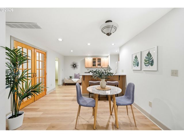 3332 Se COLT Dr, Portland, OR 97202