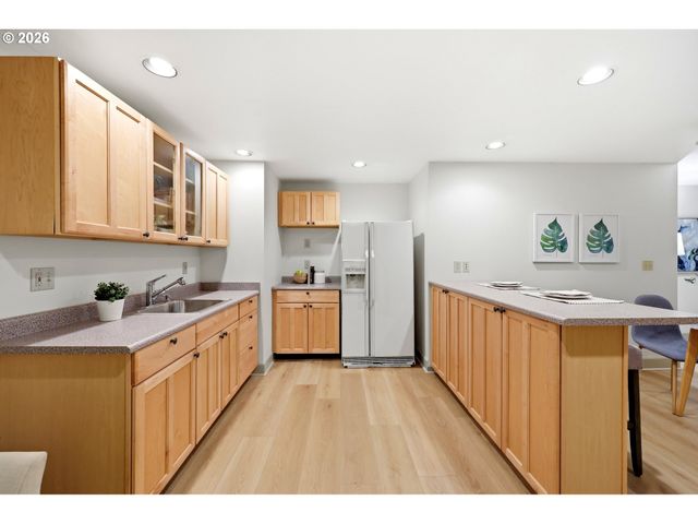 3332 Se COLT Dr, Portland, OR 97202