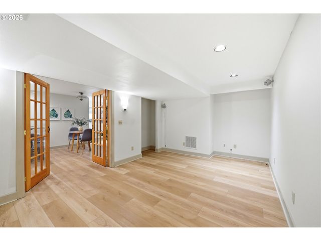 3332 Se COLT Dr, Portland, OR 97202