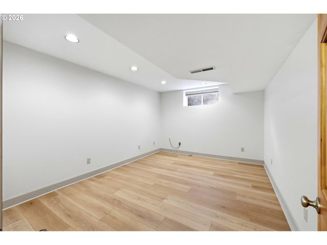 3332 Se COLT Dr, Portland, OR 97202