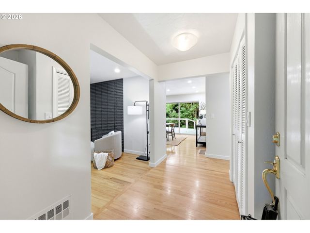 3332 Se COLT Dr, Portland, OR 97202