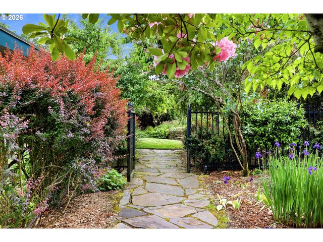 3332 Se COLT Dr, Portland, OR 97202