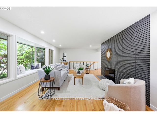 3332 Se COLT Dr, Portland, OR 97202