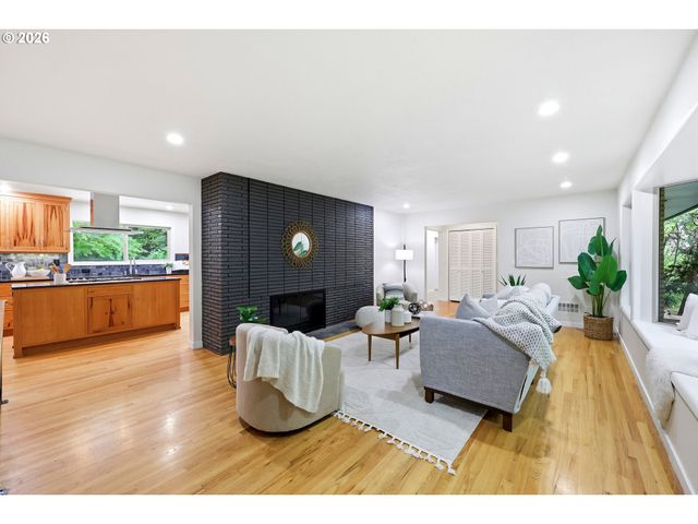3332 Se COLT Dr, Portland, OR 97202