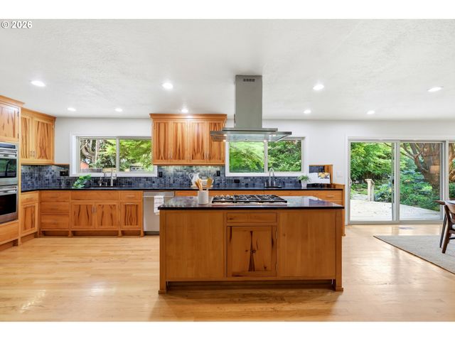3332 Se COLT Dr, Portland, OR 97202
