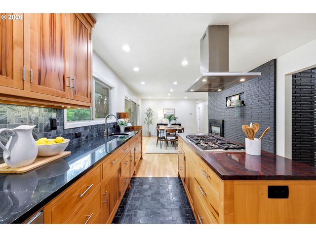 3332 Se COLT Dr, Portland, OR 97202