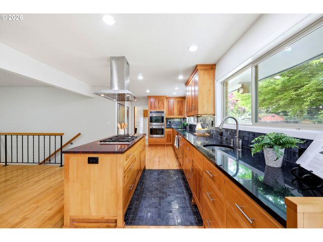 3332 Se COLT Dr, Portland, OR 97202
