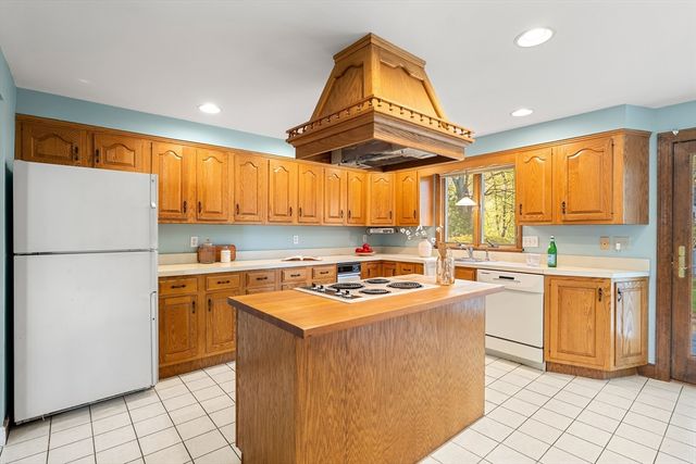 14 Eugene Rd, Burlington, MA 01803