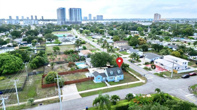 307 4th Street, Lake Park, FL 33403