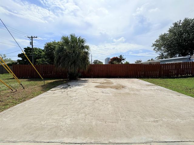 307 4th Street, Lake Park, FL 33403