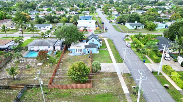 307 4th Street, Lake Park, FL 33403