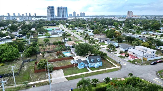 307 4th Street, Lake Park, FL 33403