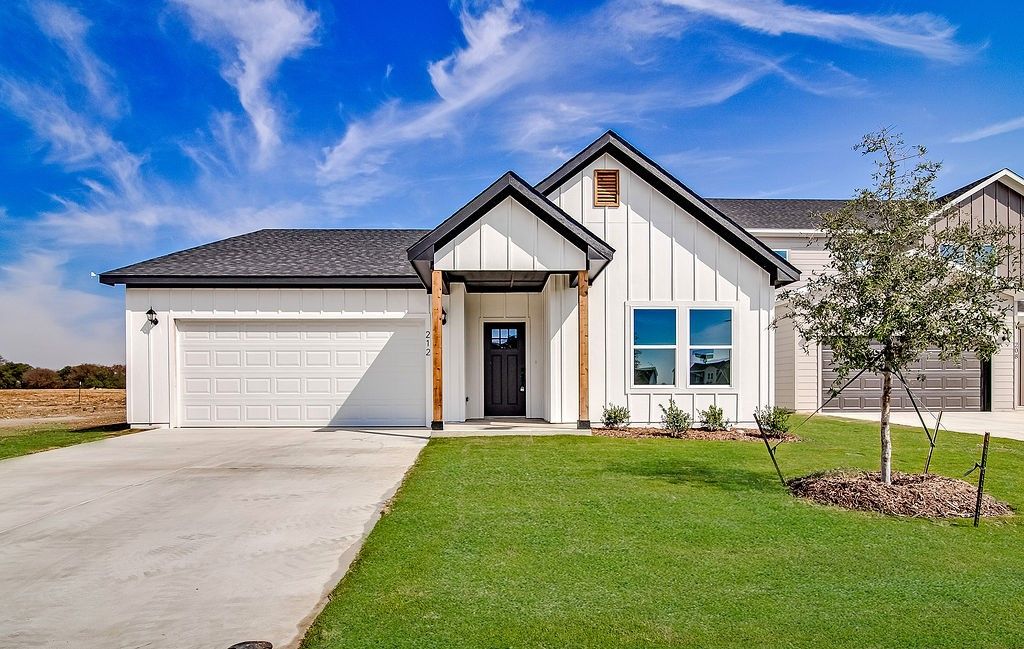 212 Marble Creek Drive, Fort Worth, TX 76131 — exterior