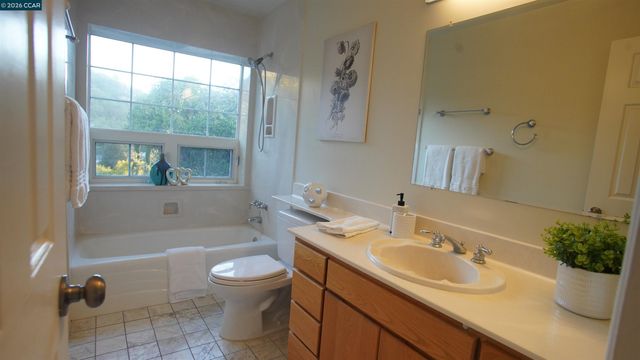 2531 Moraga Dr, Pinole, CA 94564