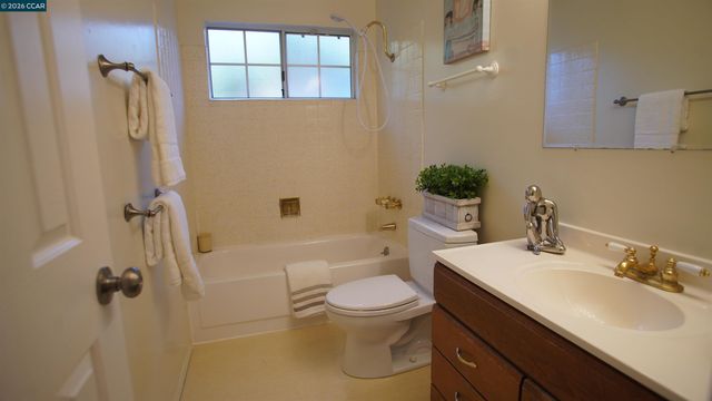2531 Moraga Dr, Pinole, CA 94564