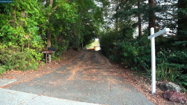 2531 Moraga Dr, Pinole, CA 94564
