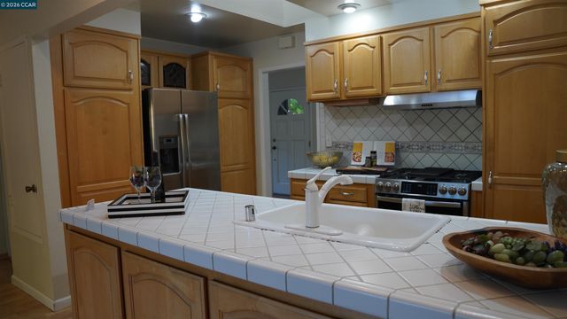 2531 Moraga Dr, Pinole, CA 94564