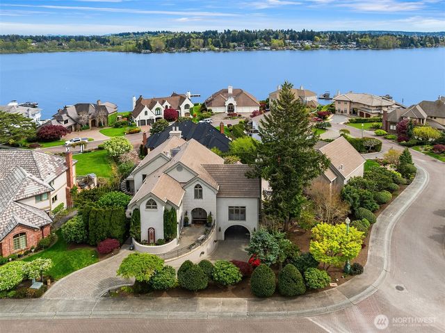8496 NE Woodland Cove Drive, Kirkland, WA 98034