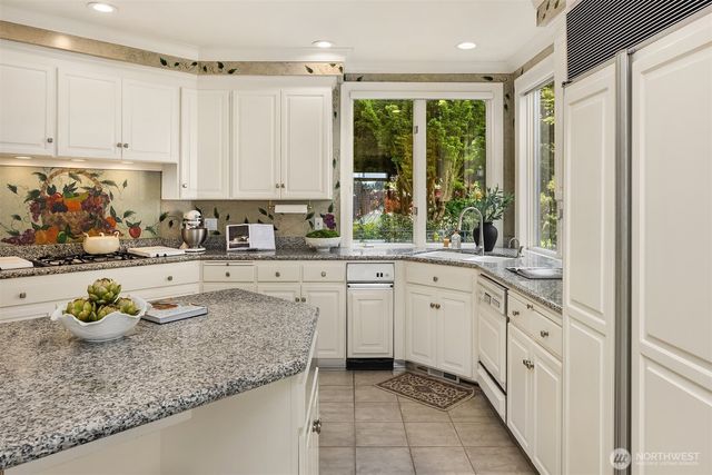 8496 NE Woodland Cove Drive, Kirkland, WA 98034