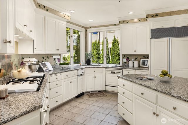 8496 NE Woodland Cove Drive, Kirkland, WA 98034