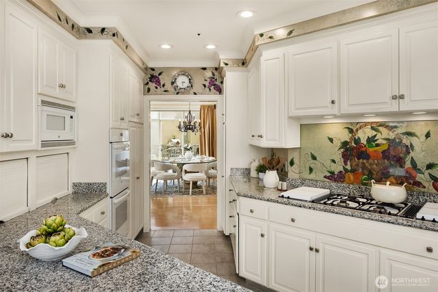 8496 NE Woodland Cove Drive, Kirkland, WA 98034