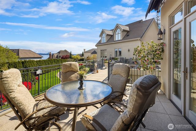 8496 NE Woodland Cove Drive, Kirkland, WA 98034