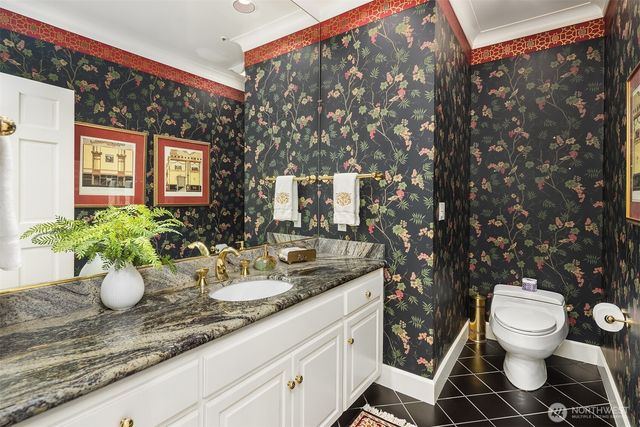 8496 NE Woodland Cove Drive, Kirkland, WA 98034