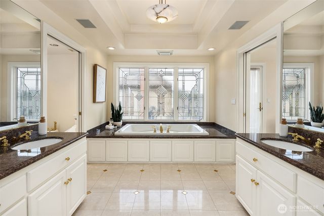 8496 NE Woodland Cove Drive, Kirkland, WA 98034