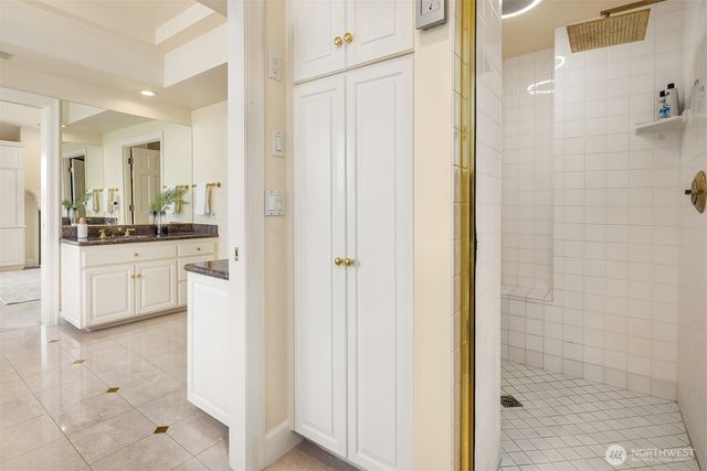 8496 NE Woodland Cove Drive, Kirkland, WA 98034