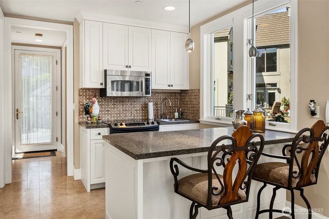 8496 NE Woodland Cove Drive, Kirkland, WA 98034