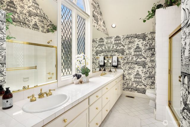 8496 NE Woodland Cove Drive, Kirkland, WA 98034