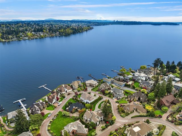 8496 NE Woodland Cove Drive, Kirkland, WA 98034