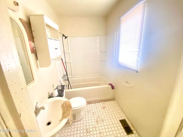 2424 Crop St, Louisville, KY 40212