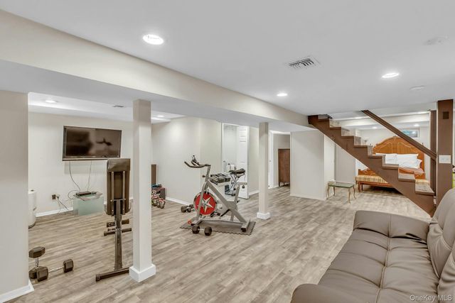 17 Lovell Road, Hampton Bays, NY 11946