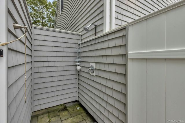 17 Lovell Road, Hampton Bays, NY 11946