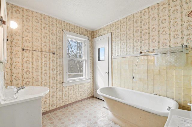 807 Diamond Avenue, South Bend, IN 46628